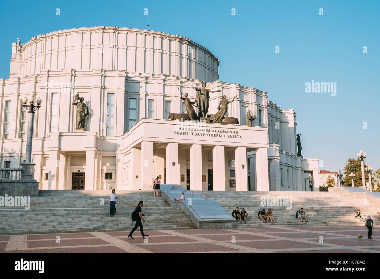 Minsk, Belarus. Wichtigsten Fassade des National Academic Grand Opera Ballet Theatre, weißes Gebäude der konstruktivistischen Stil dekoriert von Stockfoto