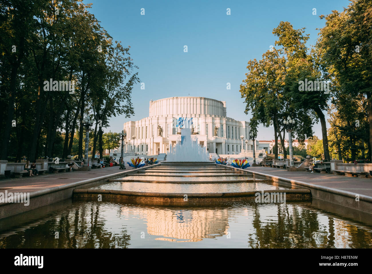 Minsk, Weißrussland. Ansicht der Kaskade Brunnen im Park vor wichtigsten Fassade des nationalen akademischen Grand Opera Ballet Theatre In Su Stockfoto