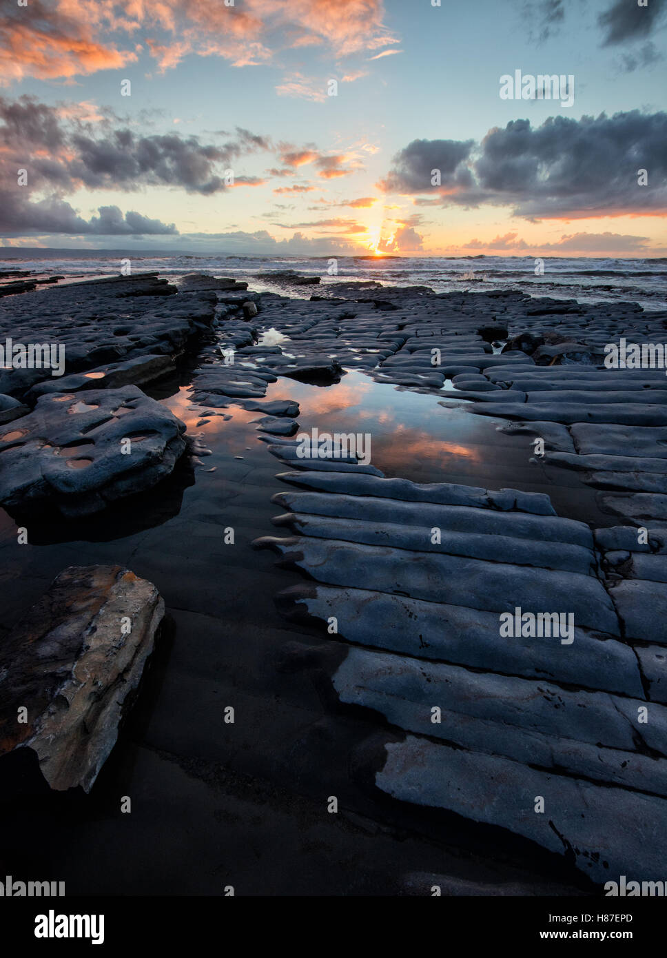 Sonnenuntergang über Welle schneiden Lias Kalkstein Pflaster auf der Jurassic Coast of Glamorgan nahe Nash Point in Süd-Wales Stockfoto
