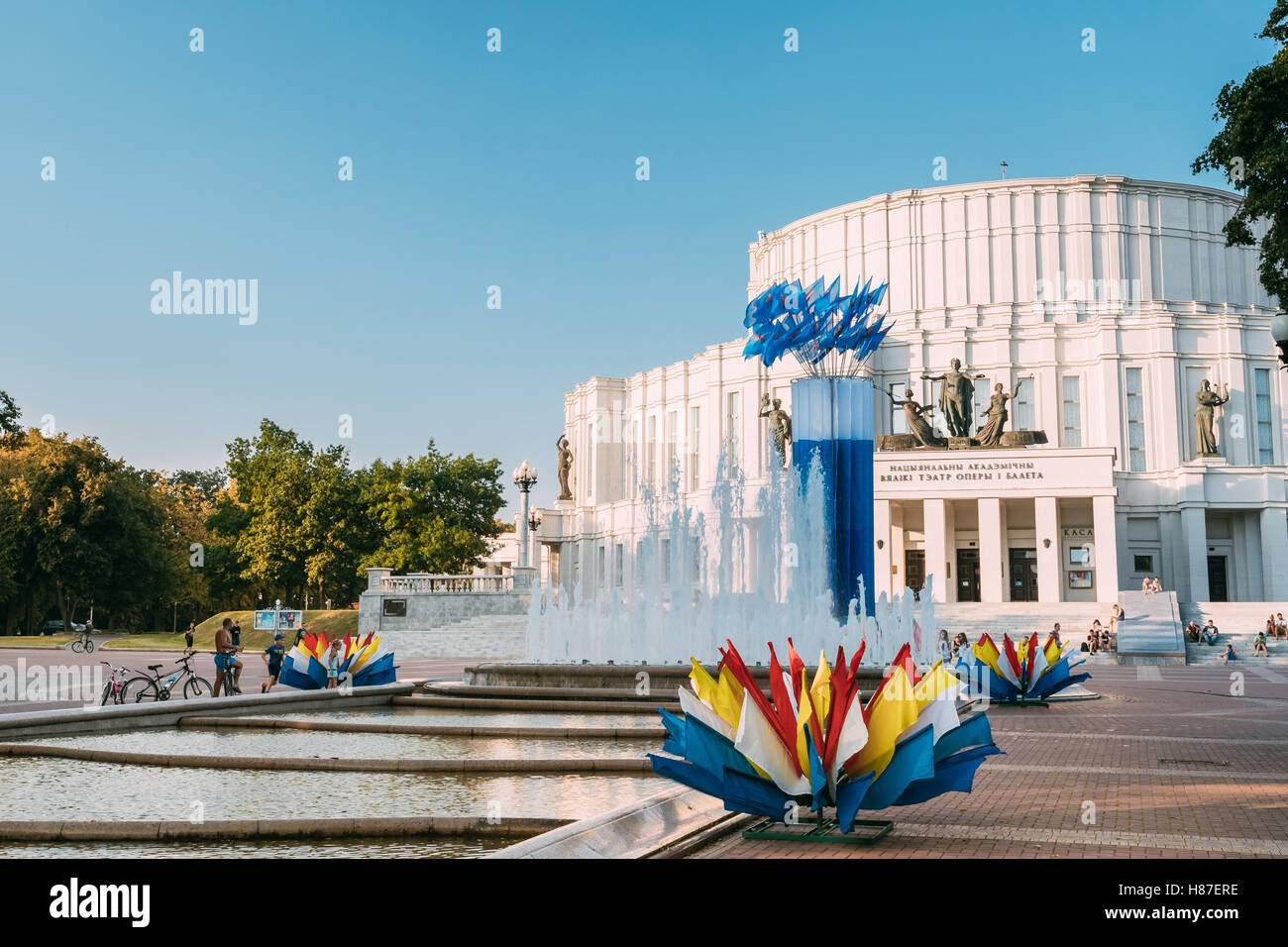 Minsk, Weißrussland. Ansicht der wichtigsten Fassade, Streetdoor des nationalen akademischen Grand Opera Ballet Theatre im Sommer mit Kaskadenbrunnen Stockfoto