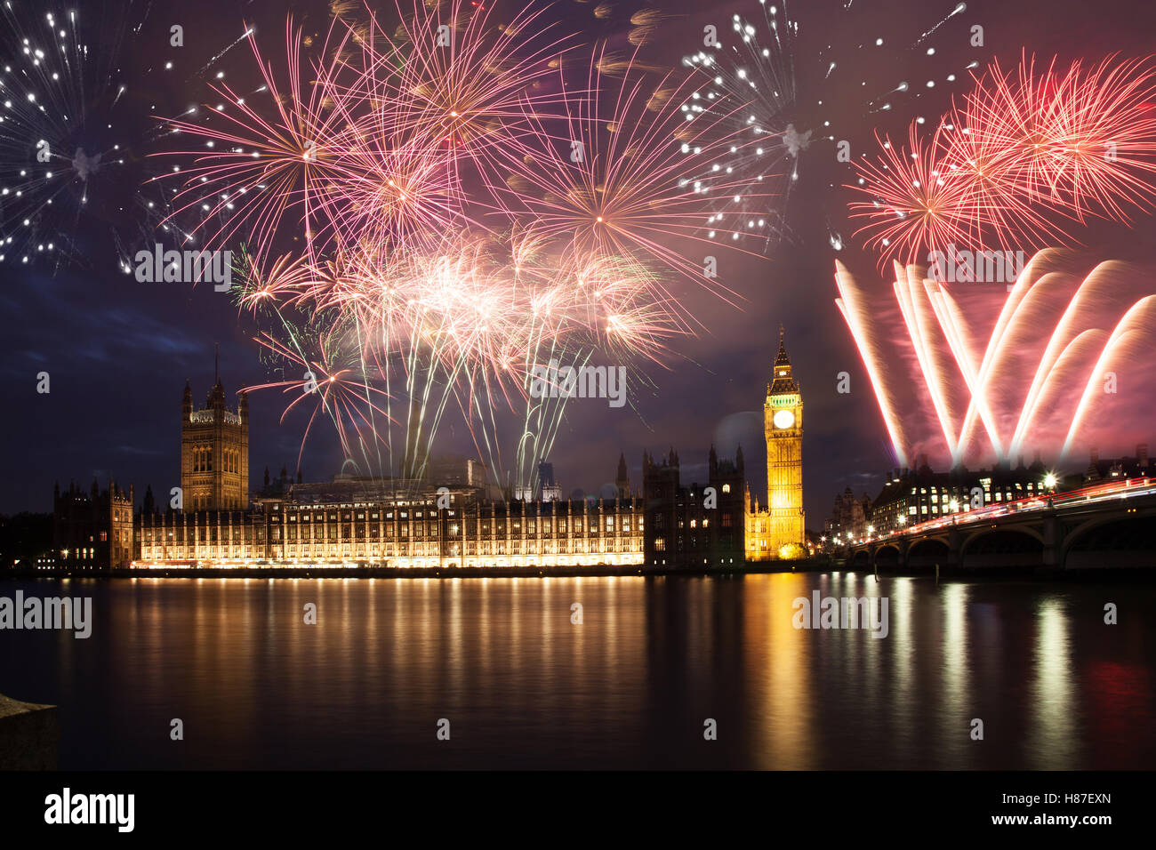 explosive Feuerwerk rund um Big Ben. Silvester in der Stadt - Feier Hintergrund Stockfoto