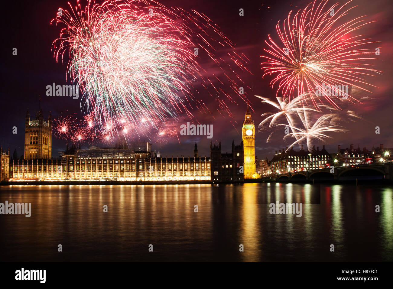 explosive Feuerwerk rund um Big Ben. Silvester in der Stadt - Feier Hintergrund Stockfoto