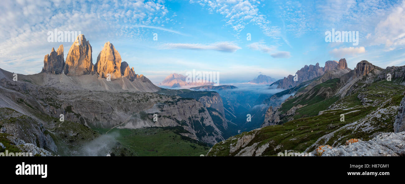 Morgendämmerung auf Tre Cime di Lavaredo, Sextener Dolomiten, Südtirol, Italien. Stockfoto