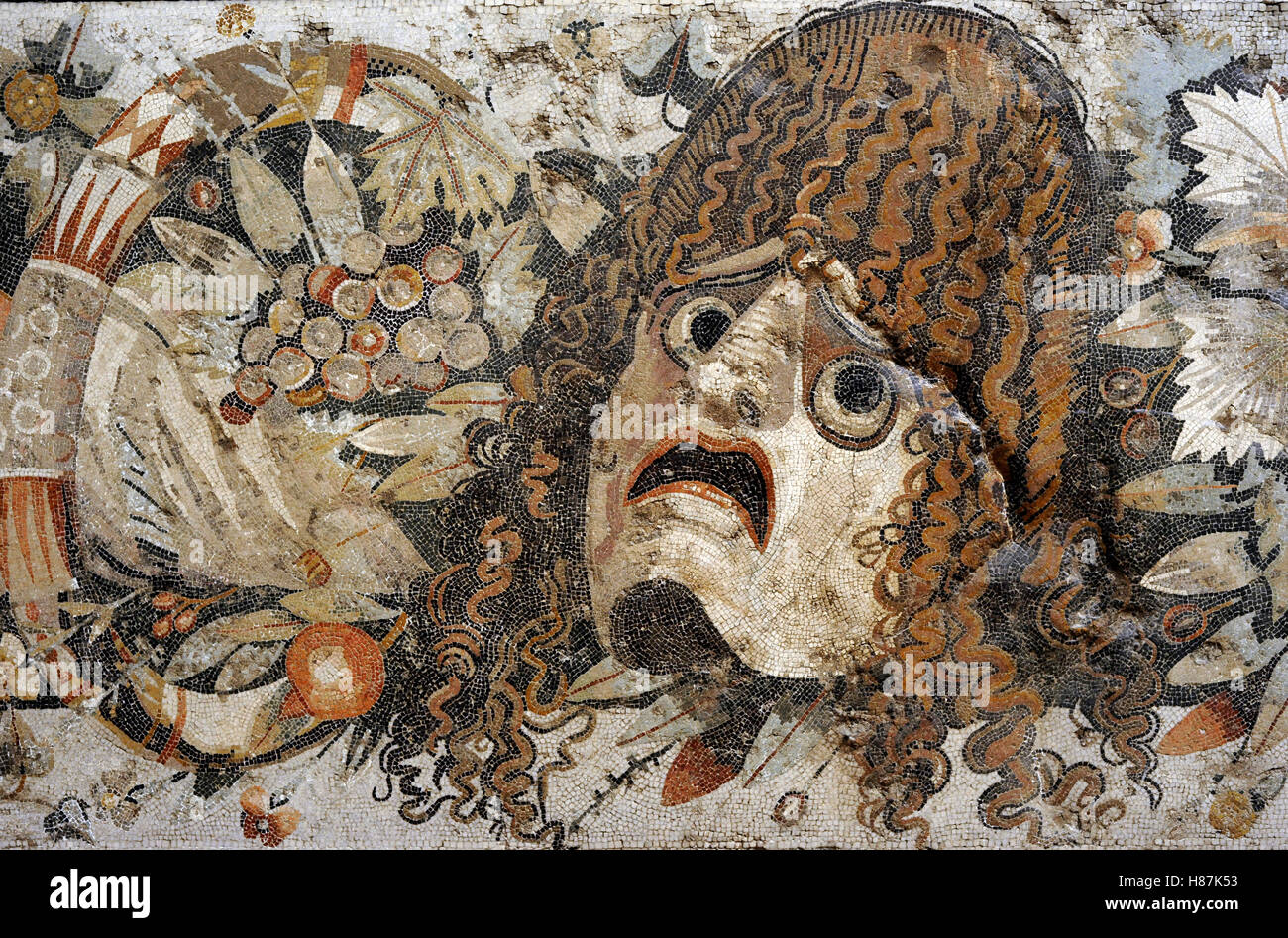 Römisches Mosaik. Tragische Maske. Aus dem Hause Faun, Pompeji. 2. Jahrhundert n. Chr. Nationales Archäologisches Museum, Naples. Italien. Stockfoto