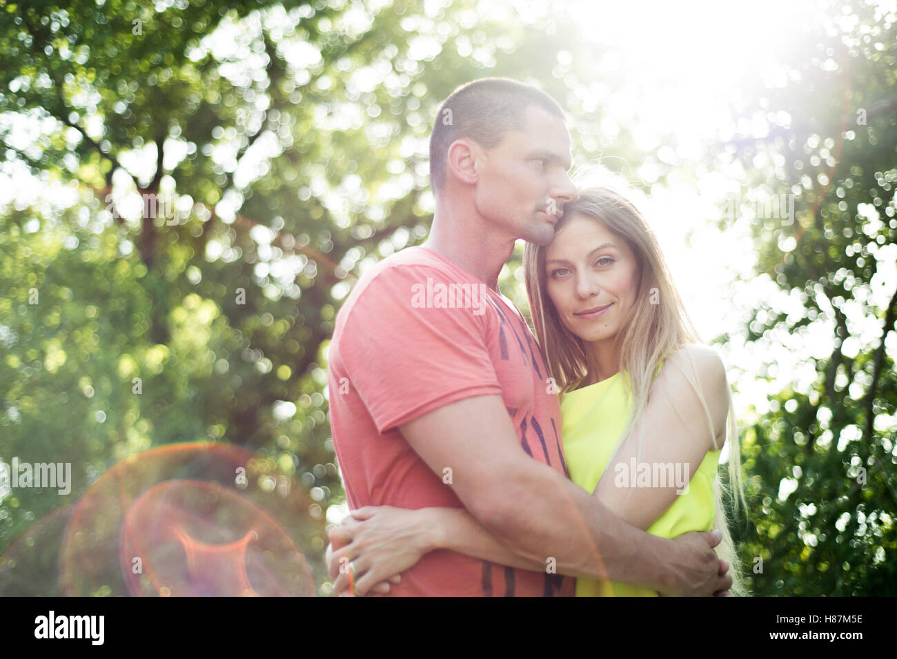 Schöne junge Paar in der Liebe. Sonnige Sommer-Natur. Stockfoto