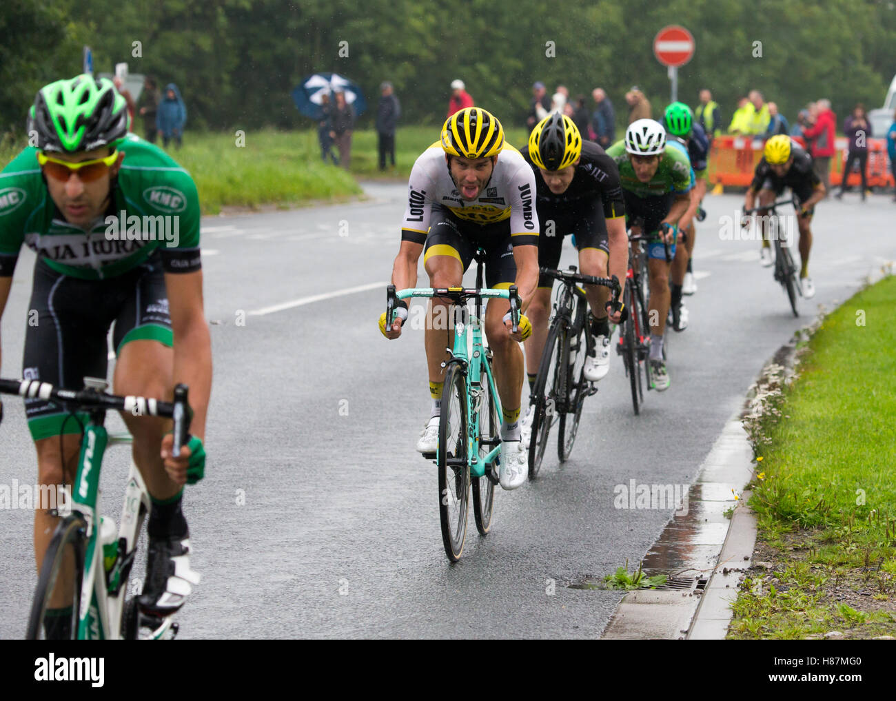 Radfahrer in The Tour von Großbritannien Radrennen kurz vor dem Ende von Phase 2 Eintritt in Kendal in Cumbria Stockfoto