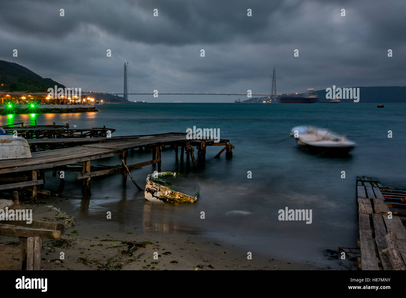 Die Yavuz Sultan Selim-Brücke aus Rumelikavak Dorf am späten Nachmittag in Istanbul, Türkei Stockfoto