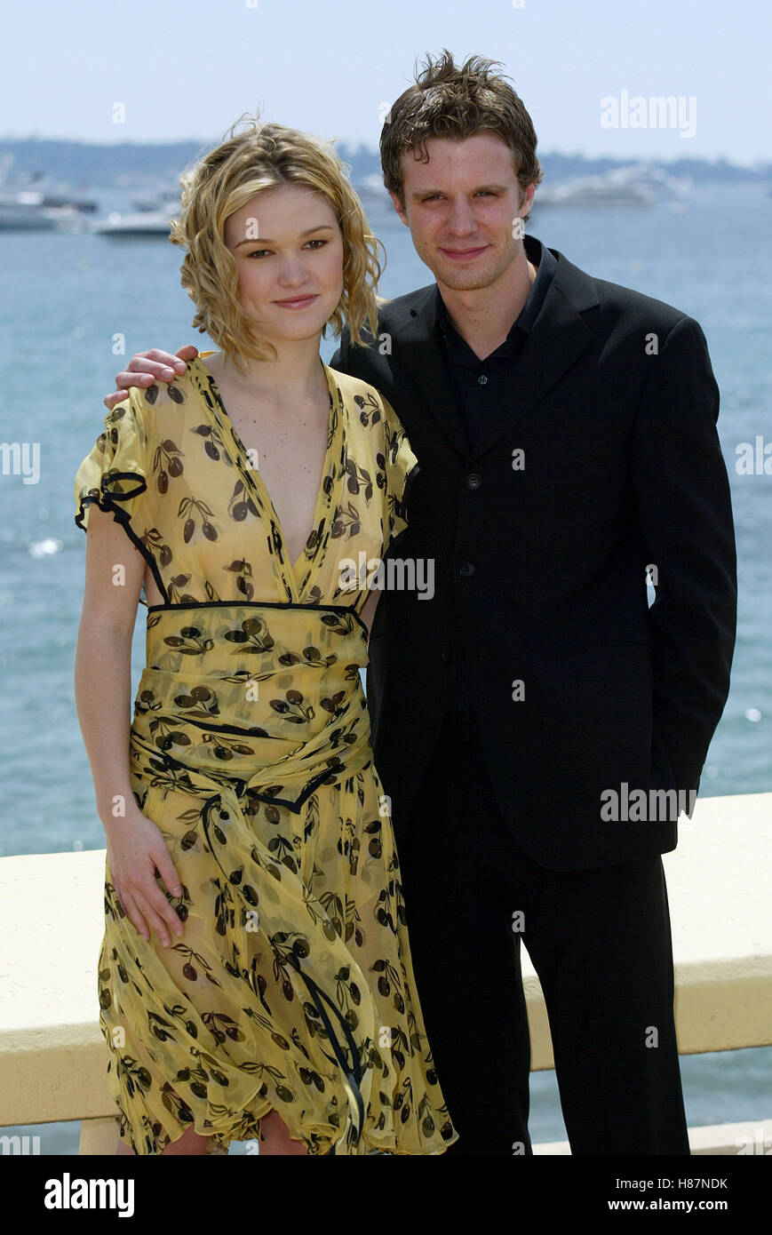 JULIA STILES & LUKE MABLY CANNES FILM FESTIVAL CANNES Frankreich 18. Mai 2003 Stockfotografie