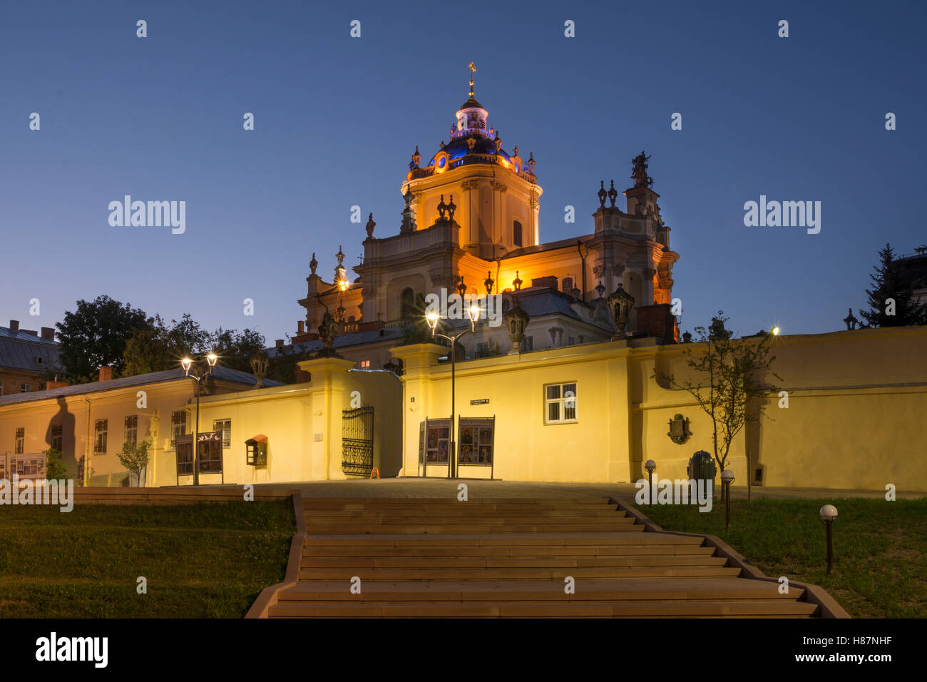St.-Georgs Kathedrale zur blauen Stunde in Lemberg, Ukraine Stockfoto