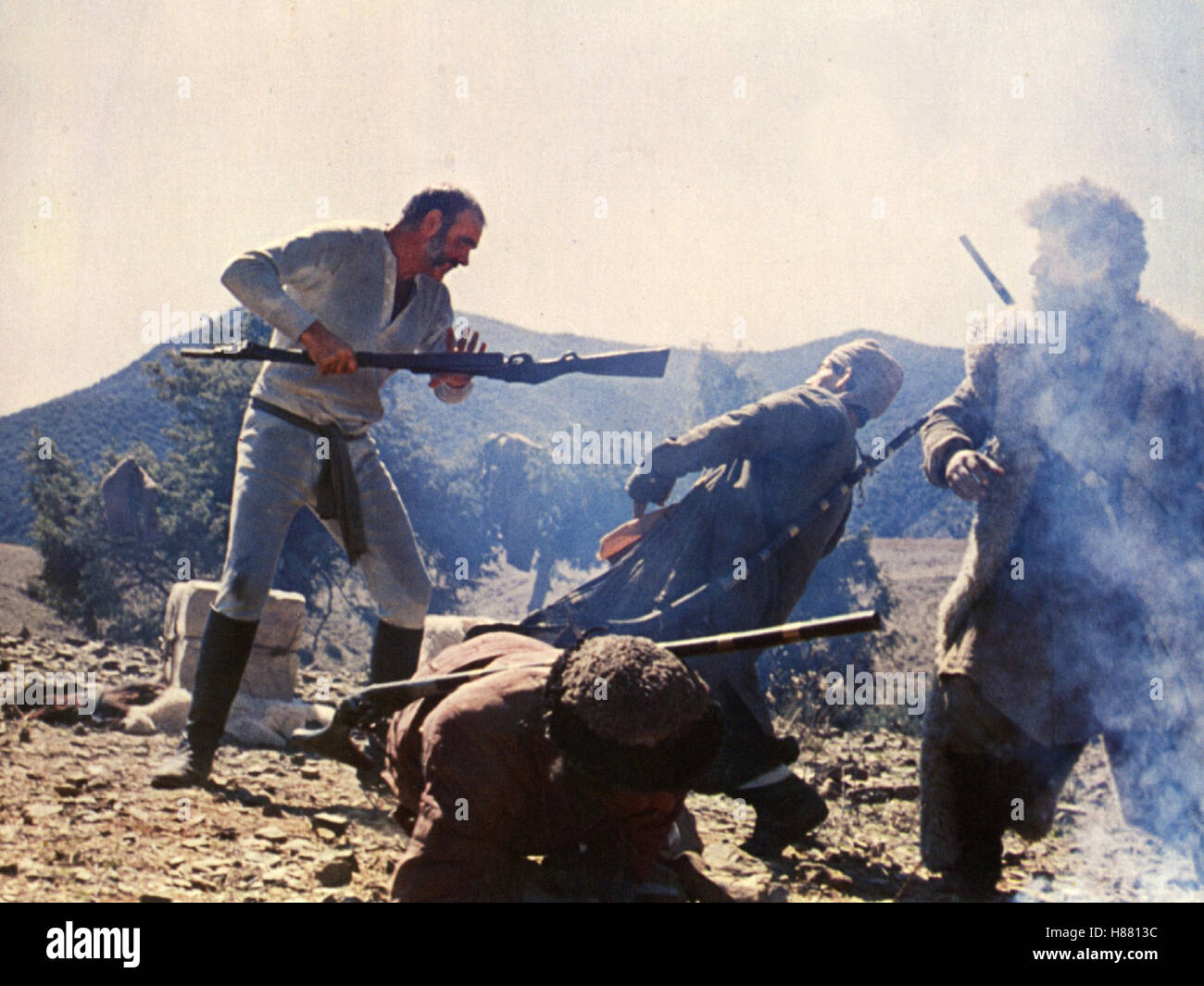 Der Mann, der König Sein Wollte, (THE MAN WHO WOULD BE KING) GB 1975, Regie: John Huston, SEAN CONNERY, Stichwort: Kampf, Gewehr Stockfoto