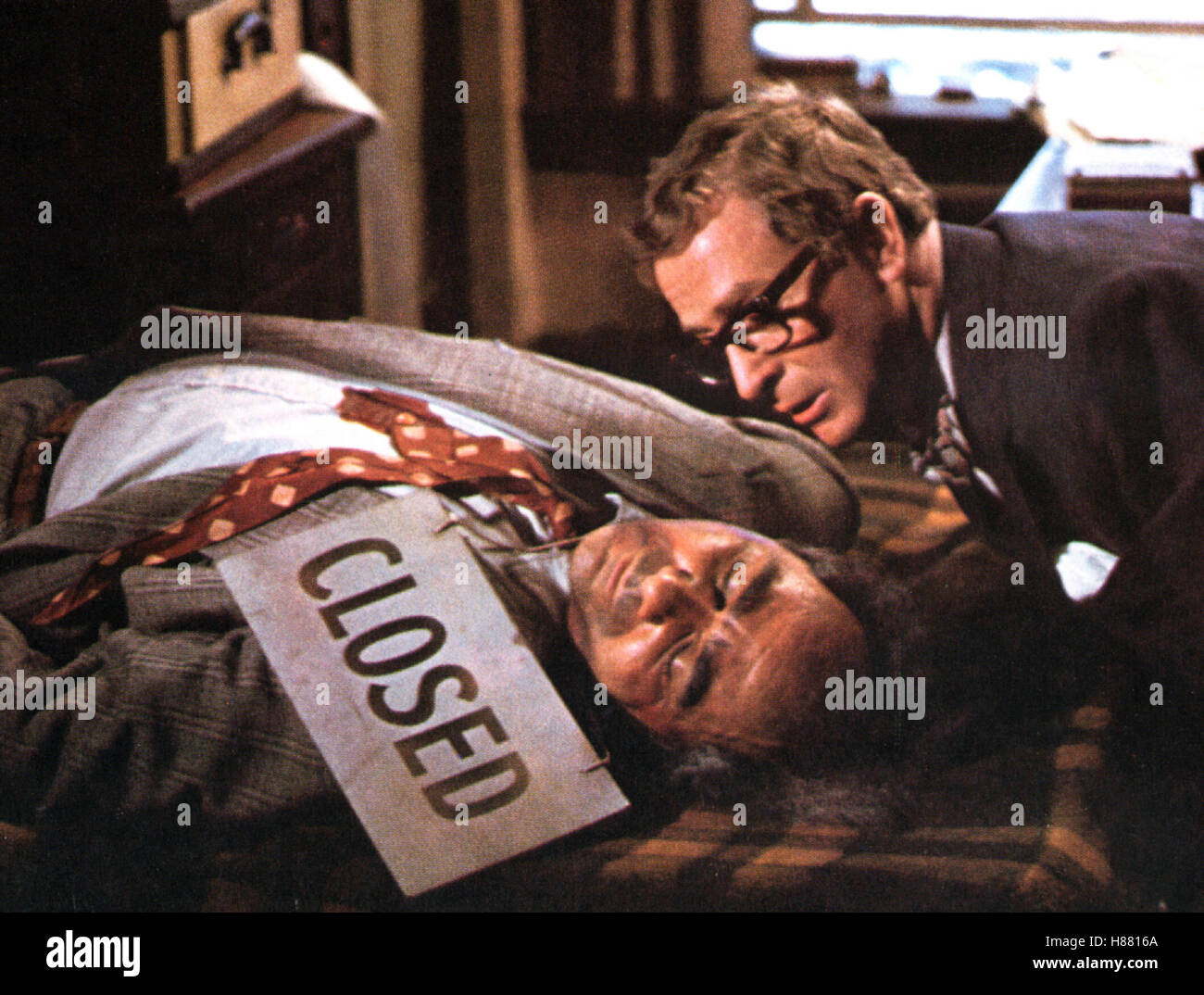 Sterben die Falsche Schwester (PEEPER) USA 1975, Regie: Peter Hyams, MICHAEL CAINE, MICHAEL CONSTANTINE, Stichwort: Brille Stockfoto