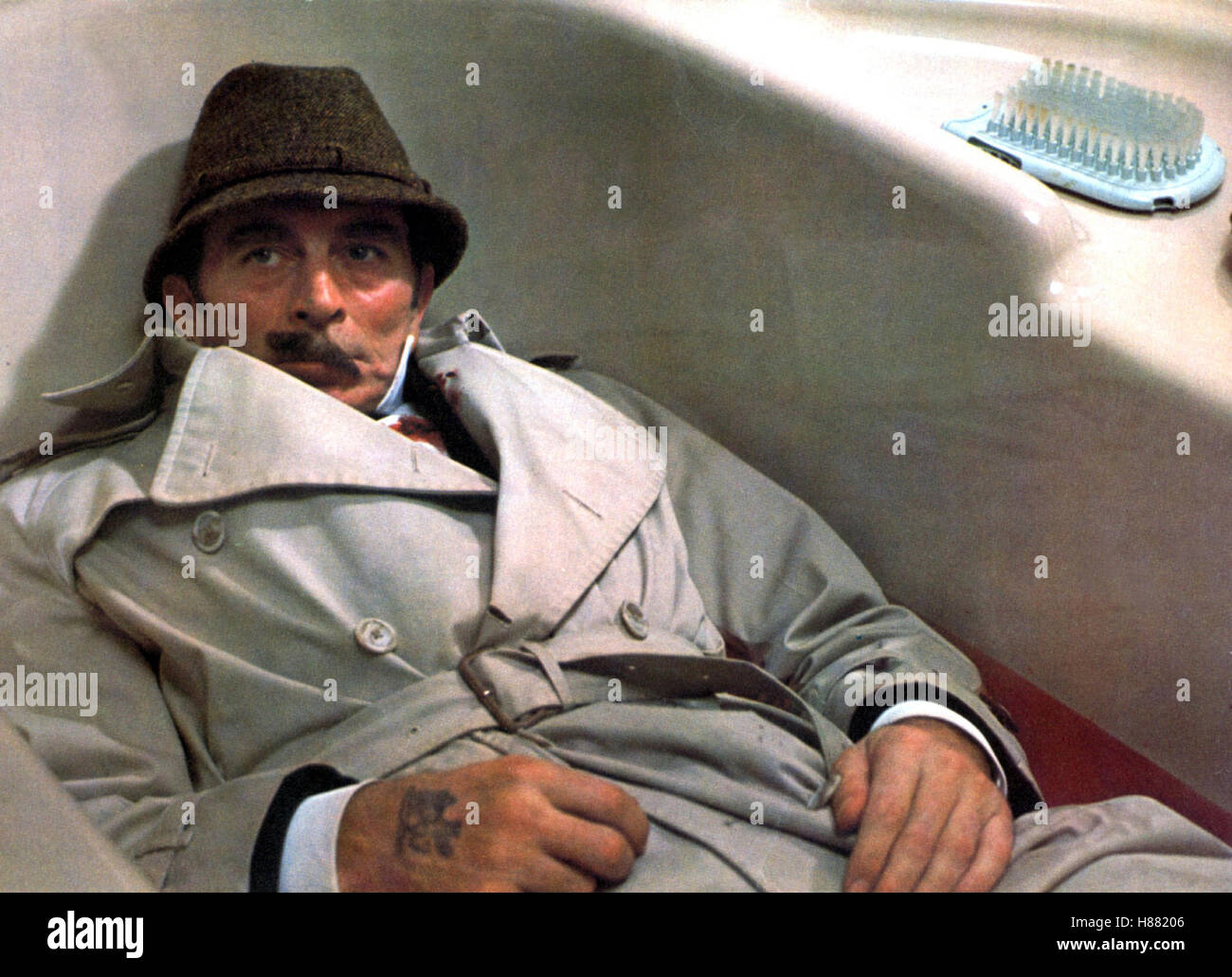 Inspektor Clouseau - Der Beste Mann Bei Interpol (THE PINK PANTHER STRIKES AGAIN) GB 1976, Regie: Blake Edwards, PETER SELLERS, Stichwort: jazzten, Hut, Mantel, Trenchcoat, Bart Stockfoto