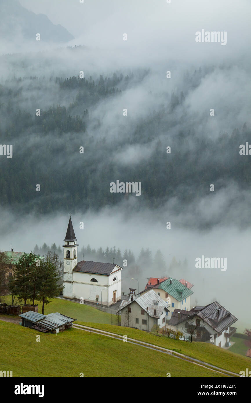 Nebligen Herbsttag in Casada, Dolomiten, Italien. Stockfoto