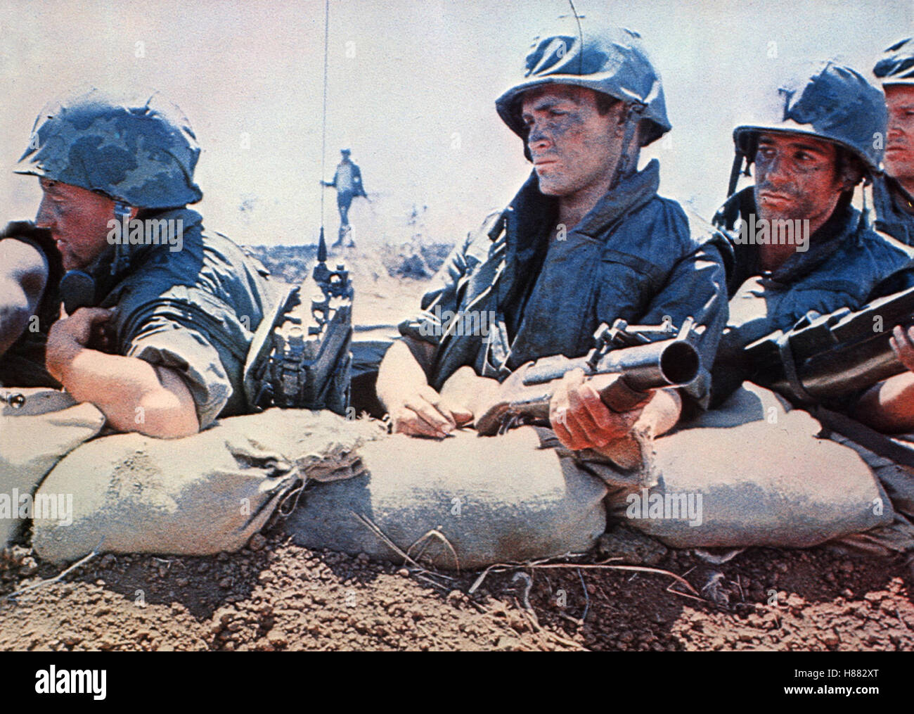 Sterben, Jungs von Kompanie C, (THE BOYS IN Unternehmen C) USA 1978, Regie: Sidney J. Fury, ANDREW STEVENS (mi), Stichwort: Soldat, Militär, Helm, Sandsack, Waffe Stockfoto