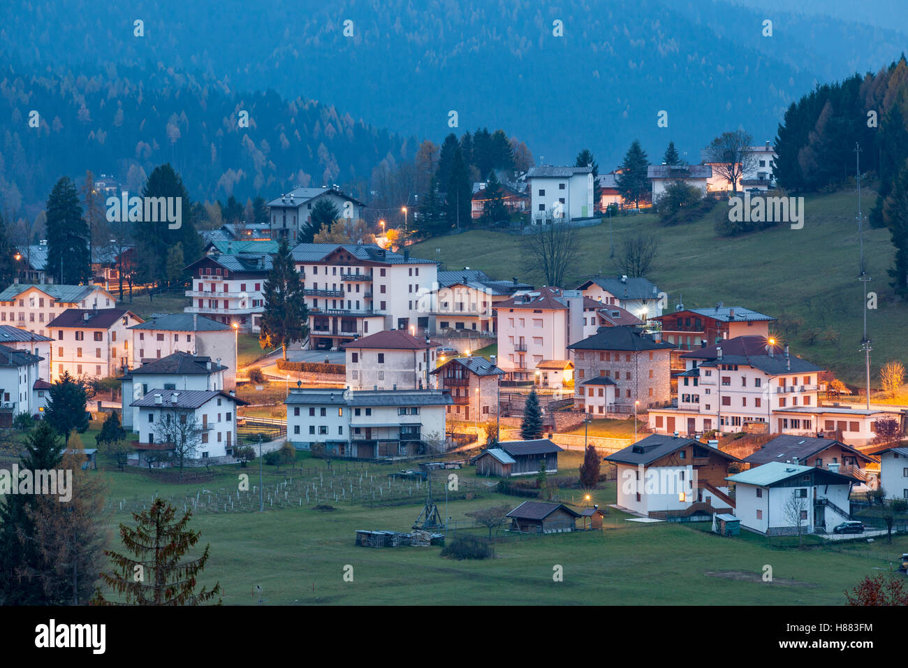 Stimmungsvolle Herbst Morgendämmerung am Laggio di Cadore, Dolomiten, Italien. Stockfoto