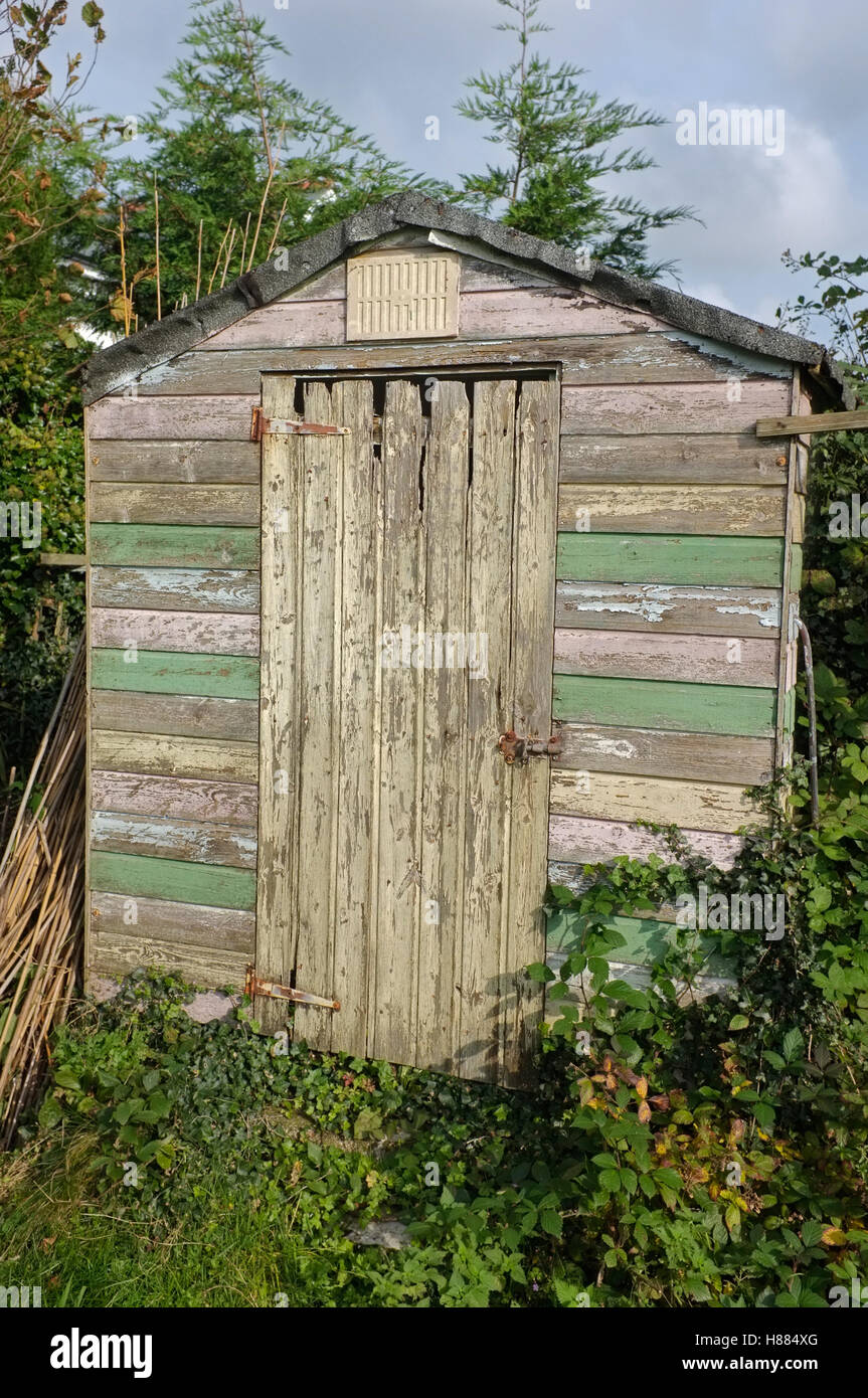 Eine verwitterte Gartenhalle. Stockfoto