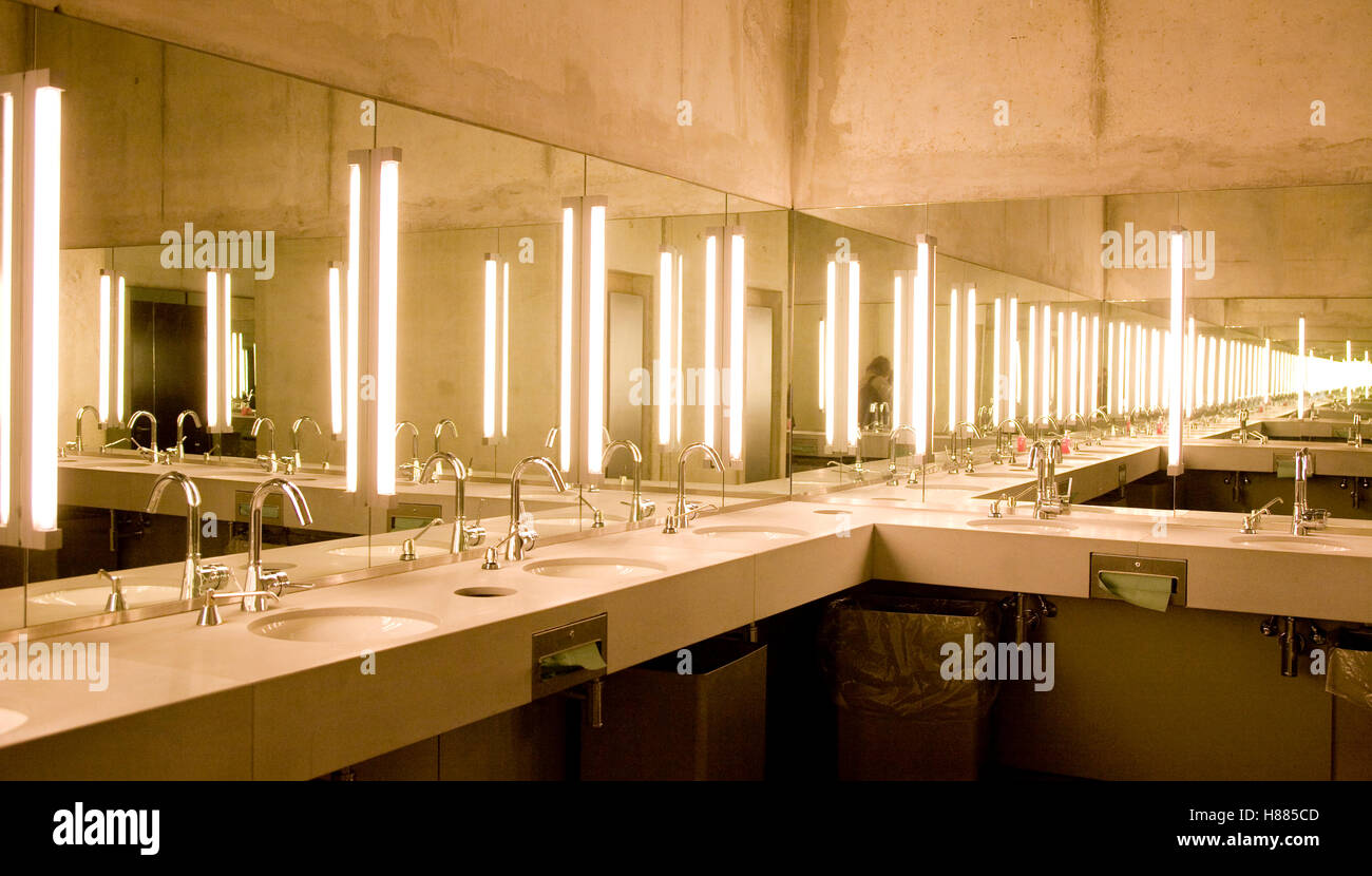 Deutschland, Ruhrgebiet, Bochum, waschen Bassins auf der Toilette von der Jahrhunderthalle. Stockfoto