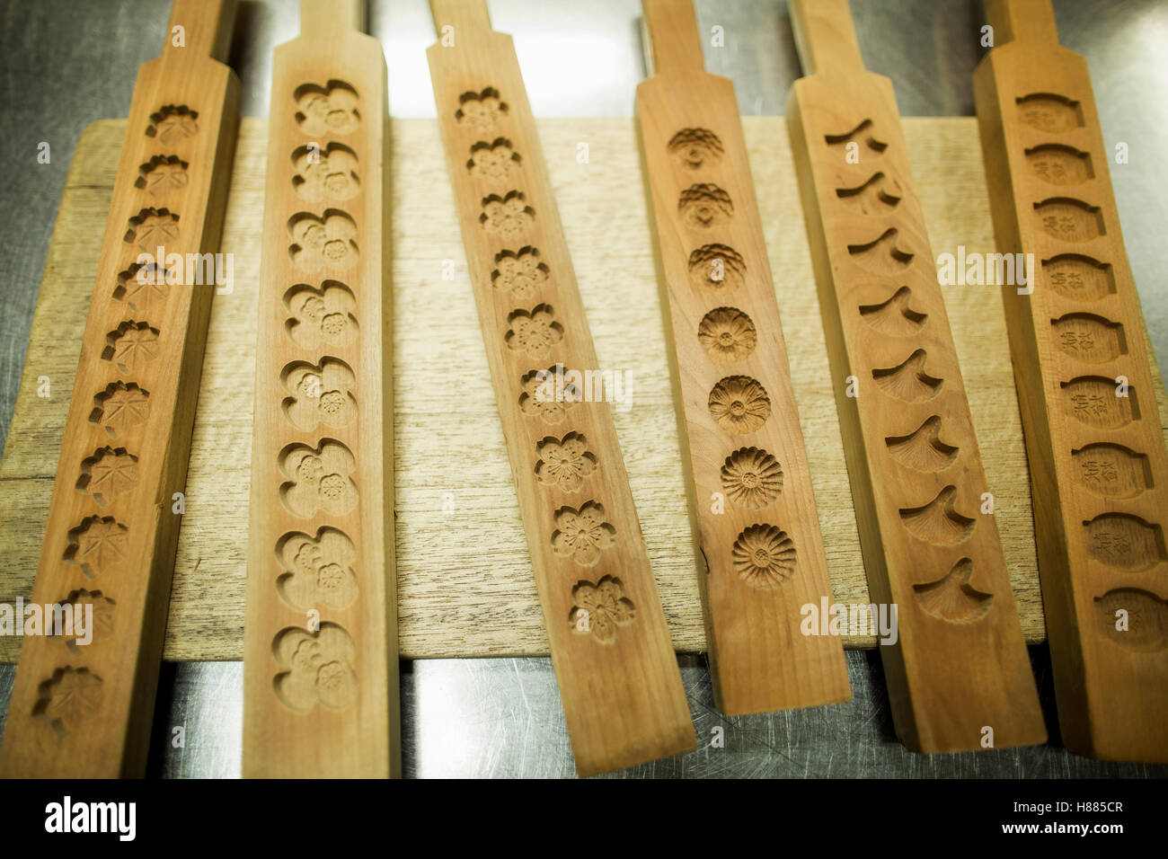 Regalen der Holzformen für Spezialisten behandelt, Süßigkeiten Wagashi genannt. Stockfoto