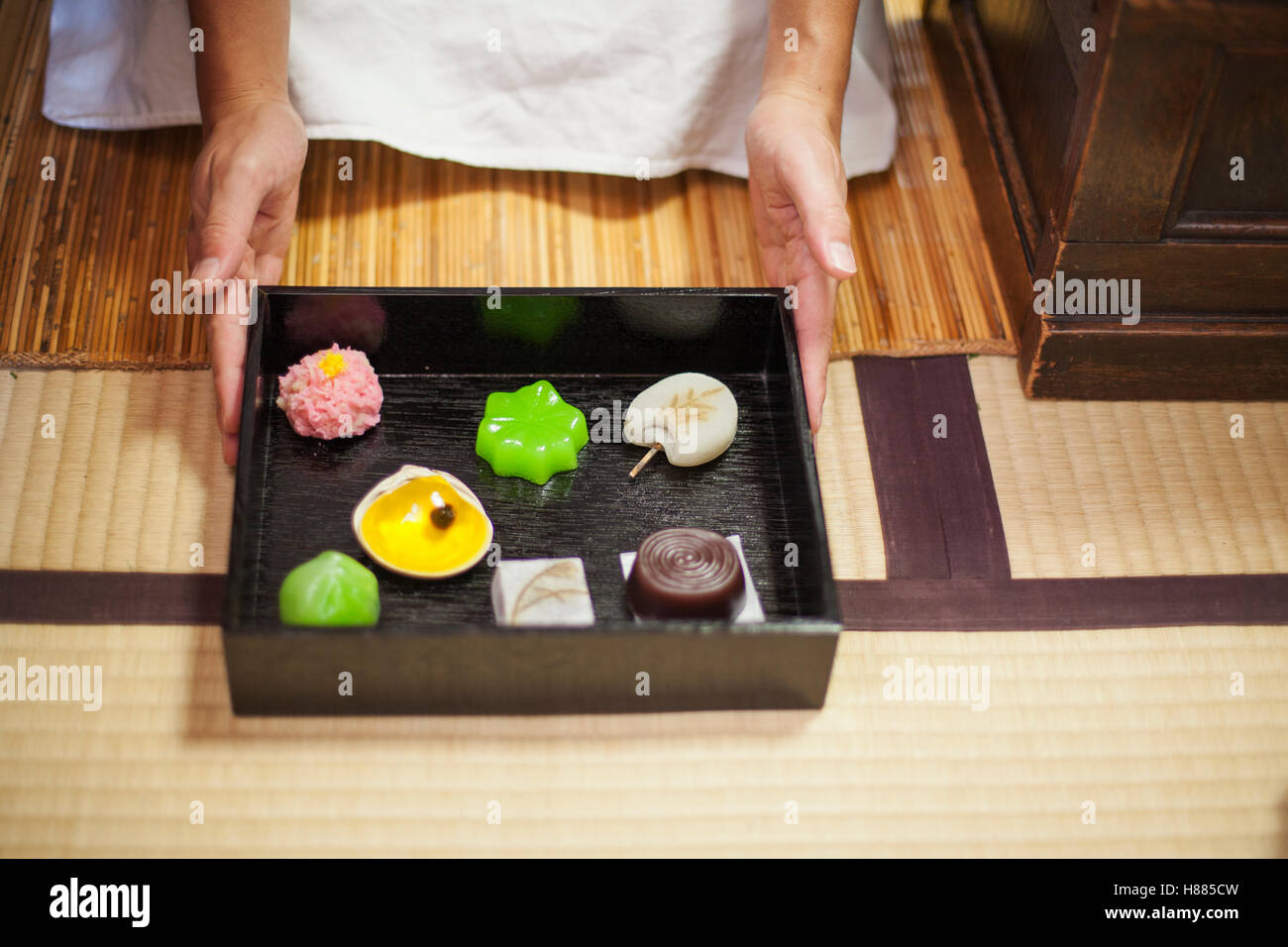 Eine kleine handwerkliche Hersteller von Wagashi präsentiert ein Tablett mit ausgewählten Wagashi in verschiedenen Formen und Geschmacksrichtungen. Stockfoto