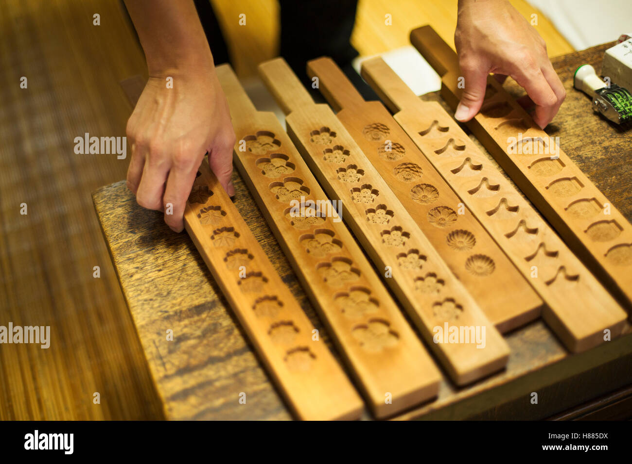 Eine kleinen Handwerker-Hersteller von Spezialisten behandelt, Süßigkeiten Wagashi genannt. Traditionelle hölzerne Formen für verschiedene Sorten. Stockfoto