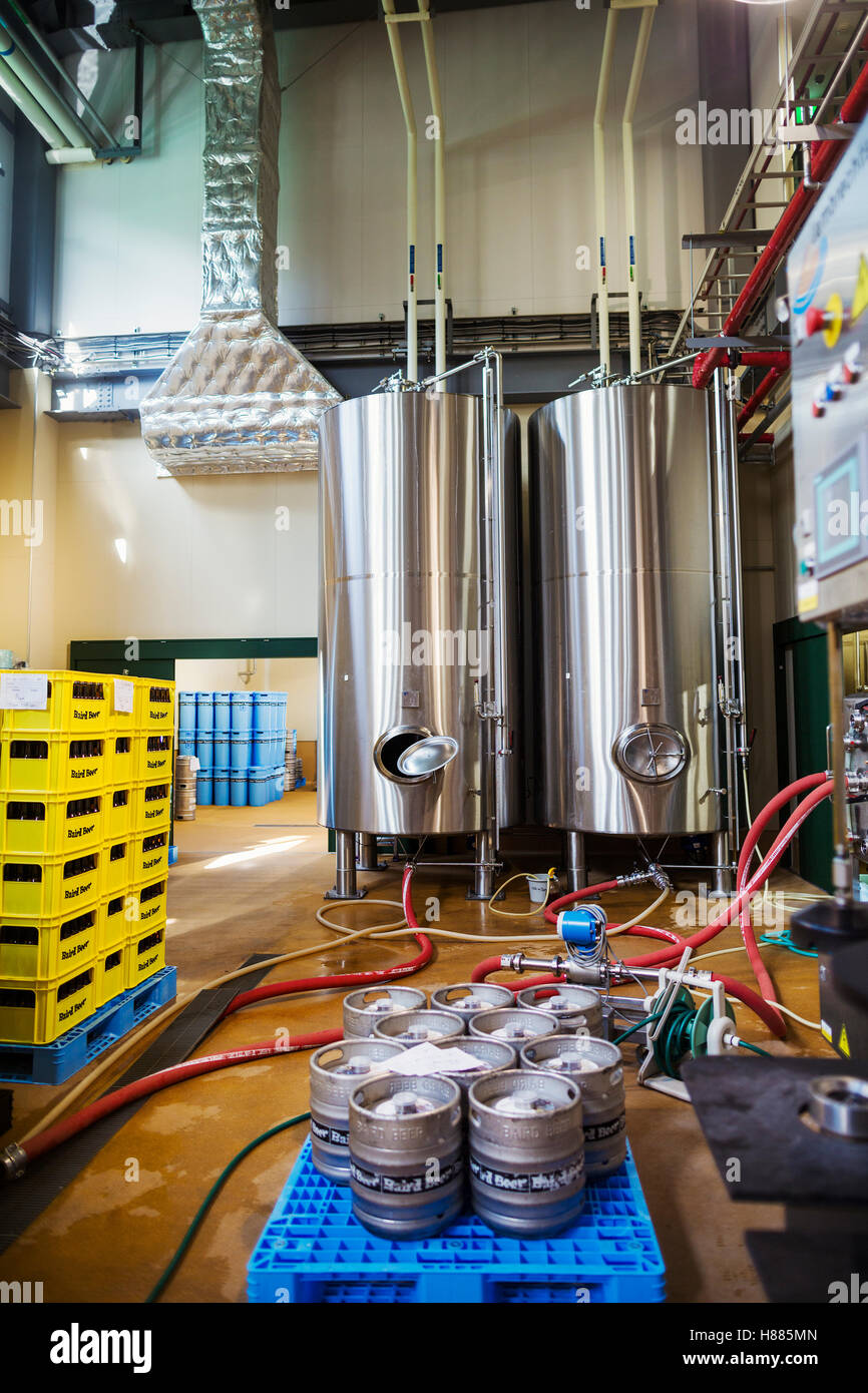 Biertanks in einer Brauerei aus Metall Stockfotografie - Alamy