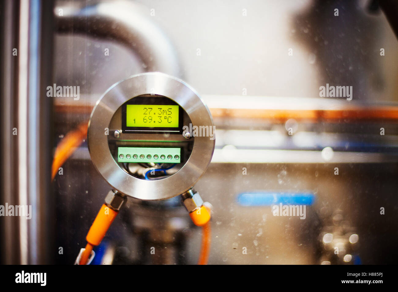Nahaufnahme eines Messgeräts mit Digitaldruck in einer Brauerei. Stockfoto