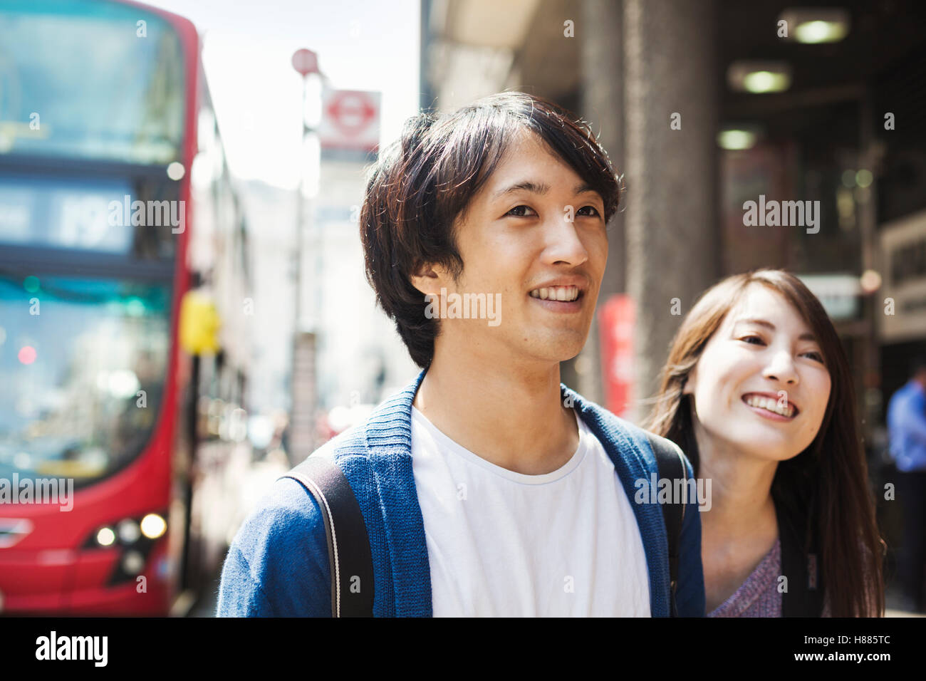 Ein junger Mann und eine Frau auf einer Londoner Straße Stockfoto