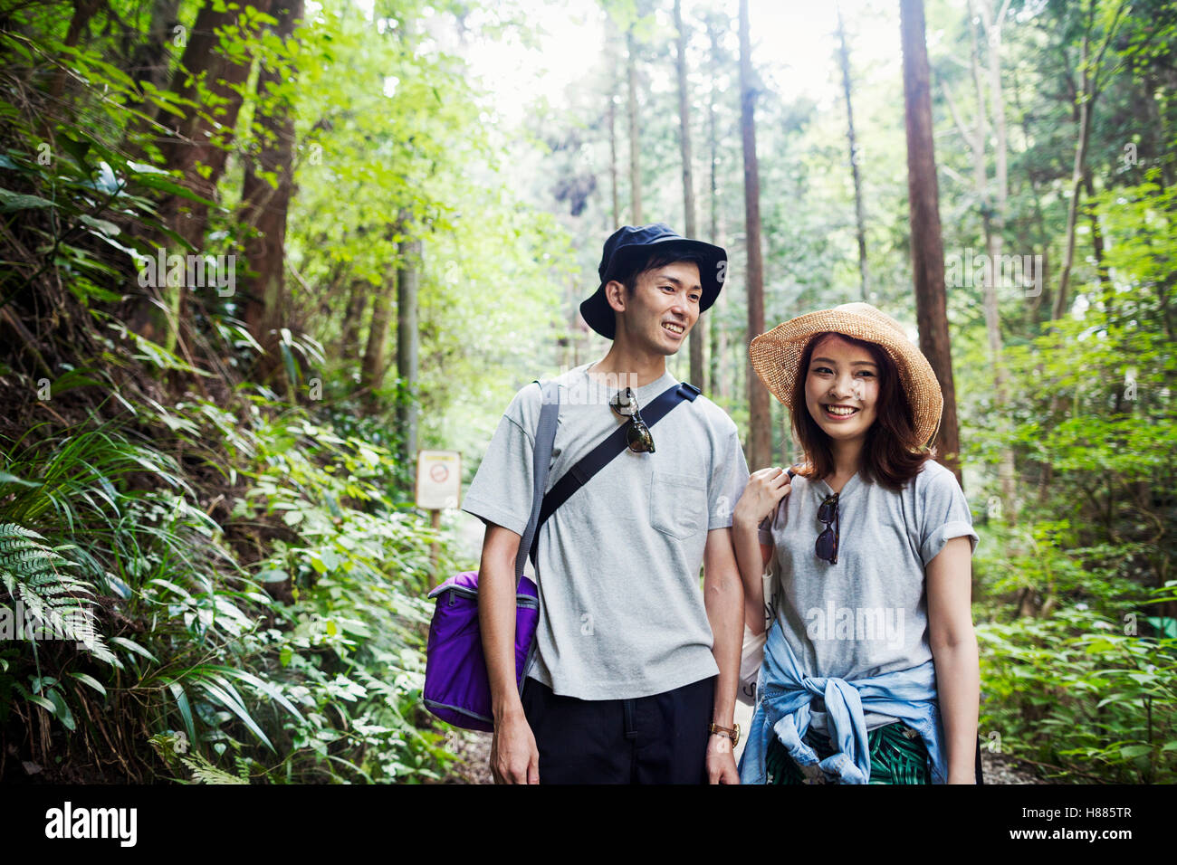 Lächelnde junge Frau und Mann in einem Wald. Stockfoto