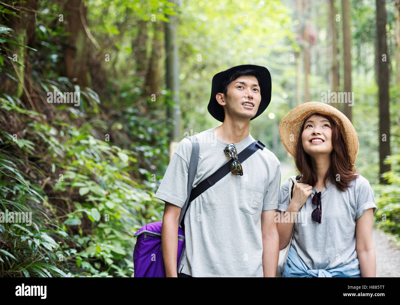 Lächelnde junge Frau und Mann in einem Wald. Stockfoto