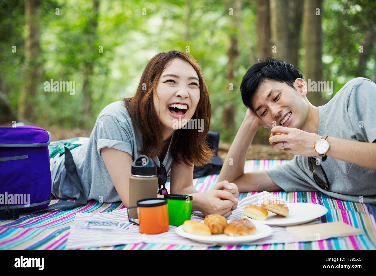 Junge Frau und Mann mit einem Picknick im Wald. Stockfoto