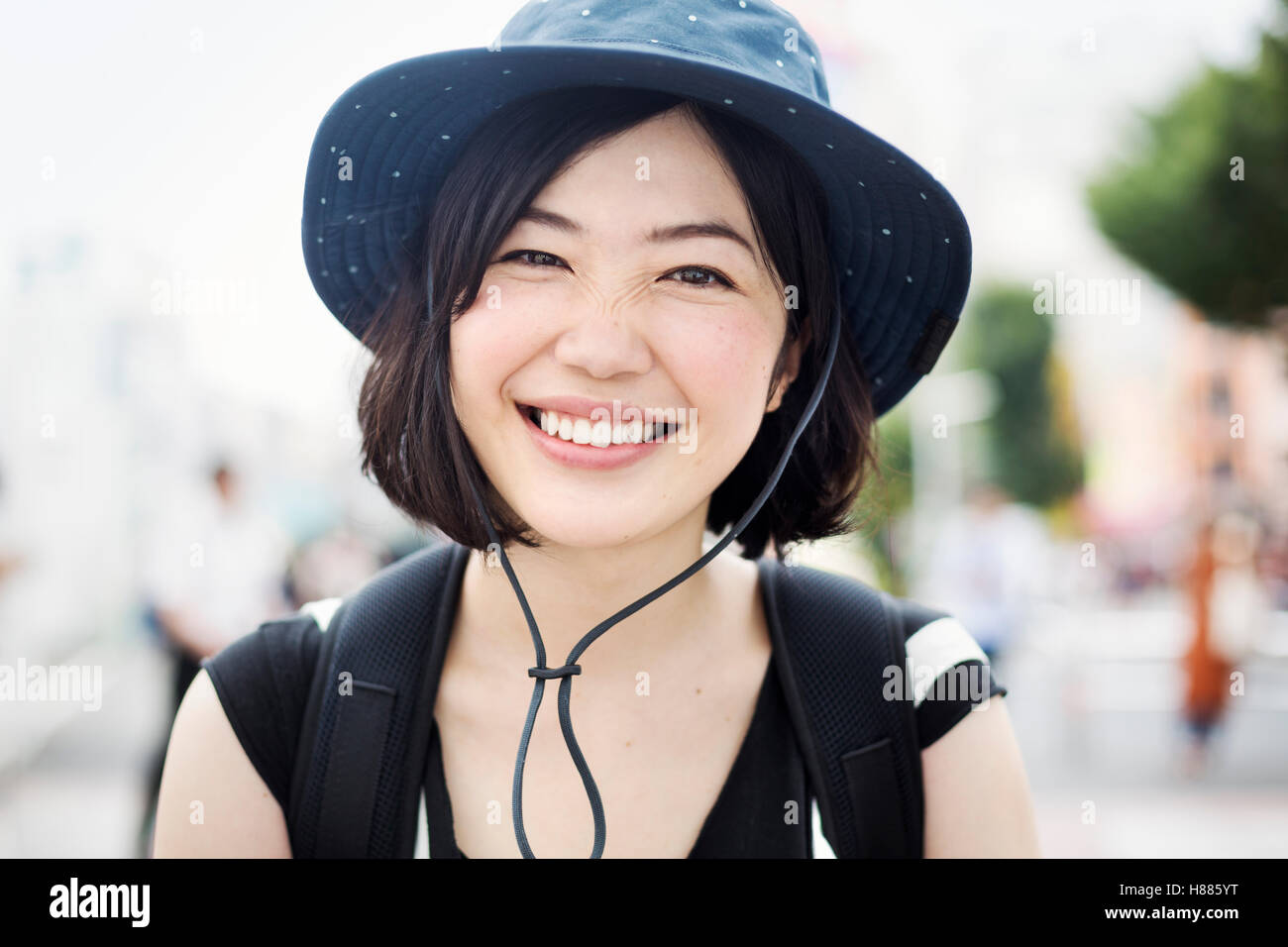 Porträt einer lächelnden jungen Frau trägt einen Hut. Stockfoto