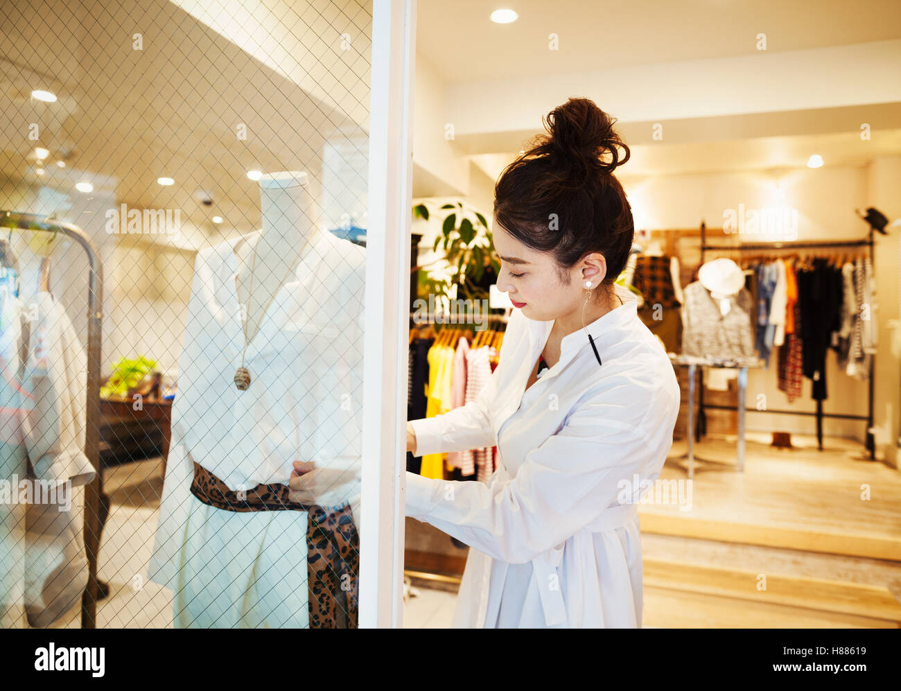 Frau arbeitet in einer Modeboutique in Tokio, Japan. Stockfoto