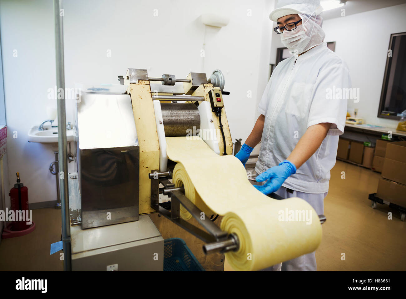 Arbeiter in einer Fabrik zur Herstellung von Soba-Nudeln Stockfoto