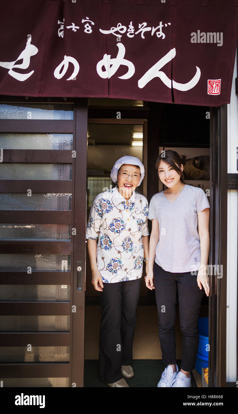 Zwei Frauen an einem Nudel-Shop, eine kleine Einheit mit einem Fast-Food-Küche und Einheit produziert Soba-Nudeln Stockfoto