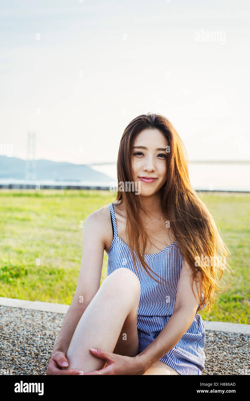 Porträt einer lächelnden jungen Frau mit langen braunen Haaren. Stockfoto