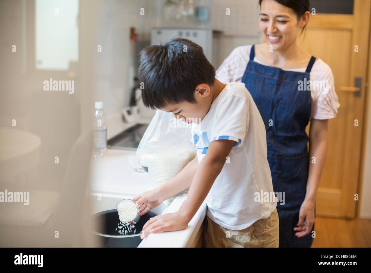 Haus der Familie. Mutter und Sohn am Waschbecken stehen. Stockfoto