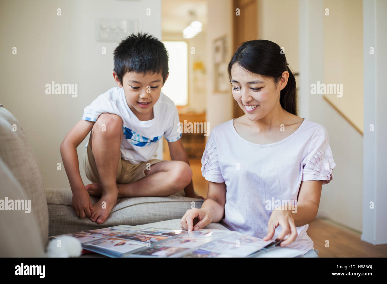 Haus der Familie. Eine Frau und ihr Sohn, ein Fotoalbum zu betrachten. Stockfoto