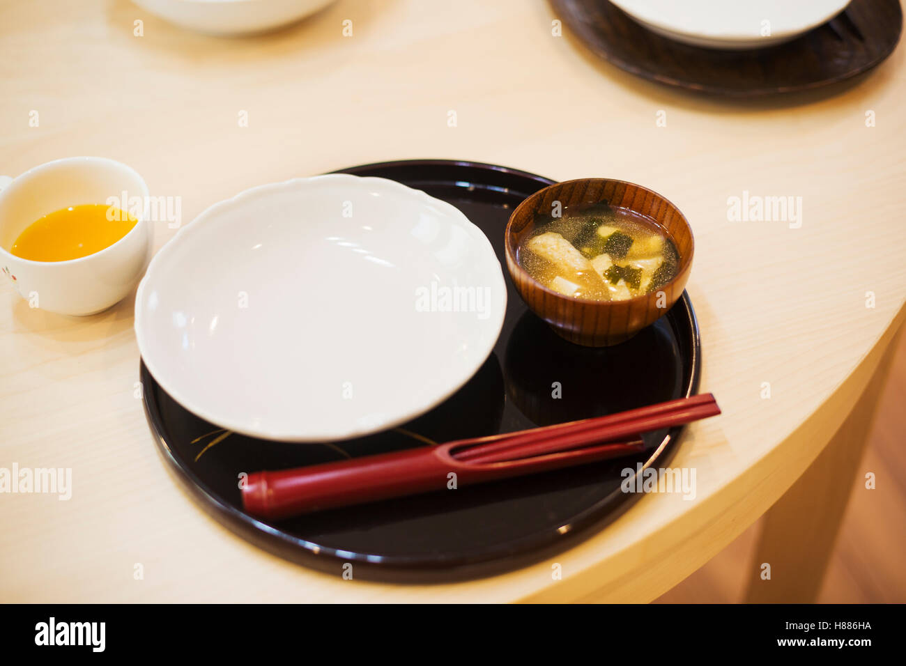 Haus der Familie. Ein Tisch legen für eine Mahlzeit. Matte, Schale und Stäbchen. Stockfoto