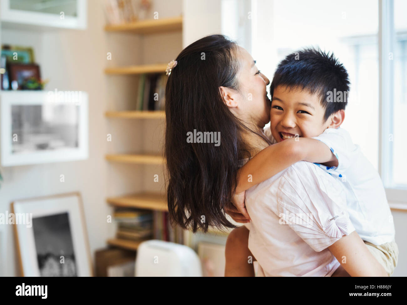 Haus der Familie. Eine Mutter und ihr Sohn kuscheln. Stockfoto
