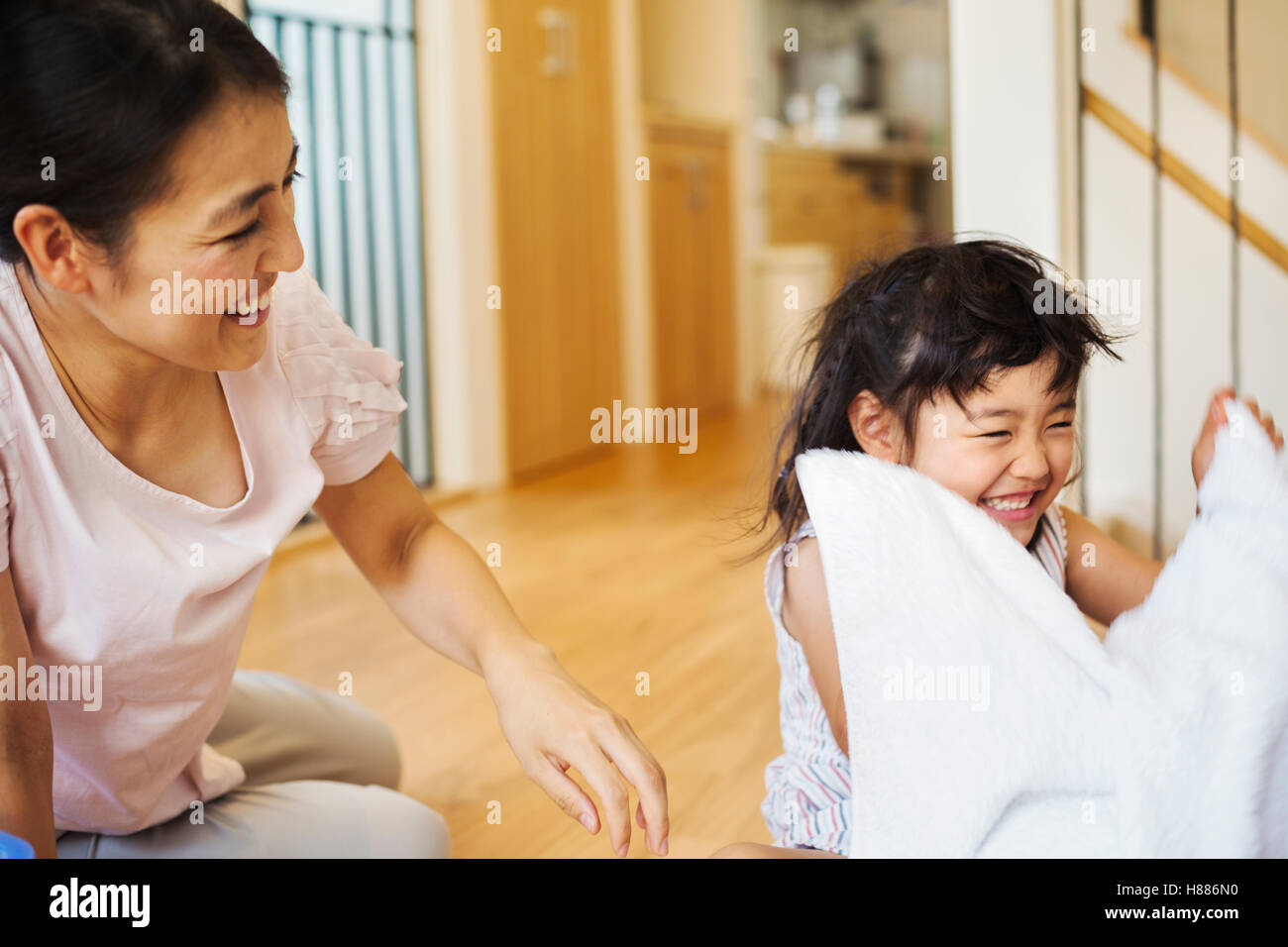 Haus der Familie. Eine Frau und ihre Tochter, die sauberen Wäsche Falten. Stockfoto