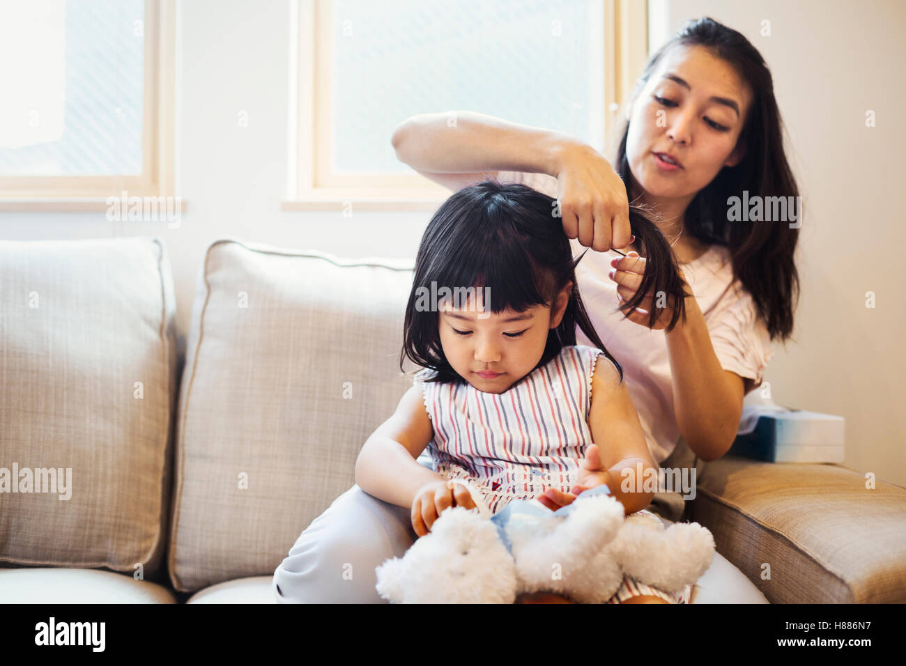 Haus der Familie. Eine Mutter ihrer Tochter die Haare zu kämmen. Stockfoto