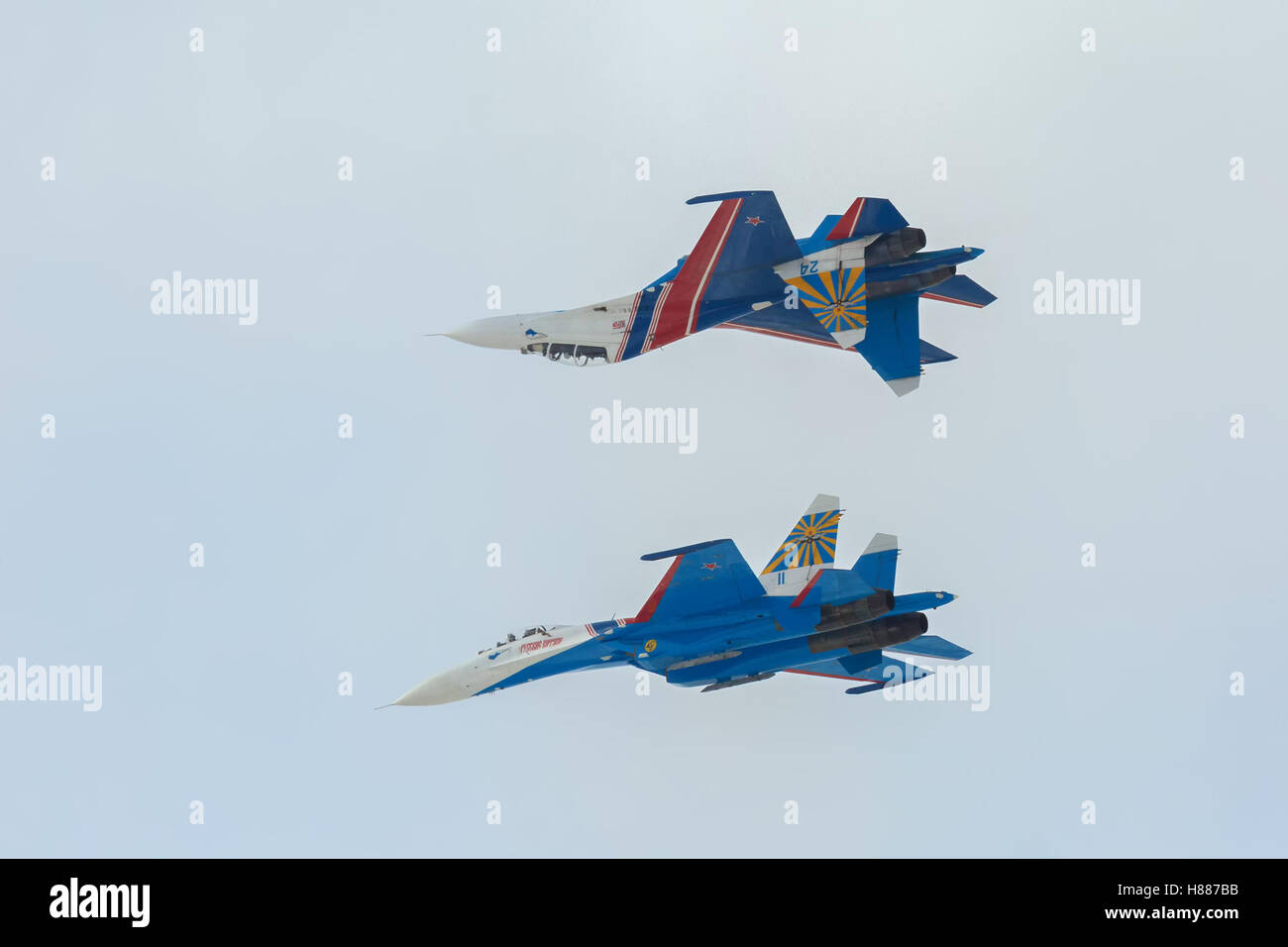 Kämpfer Suchoi Su-27 zeigen Kunstflug bei einer Airshow russische Ritter. Stockfoto