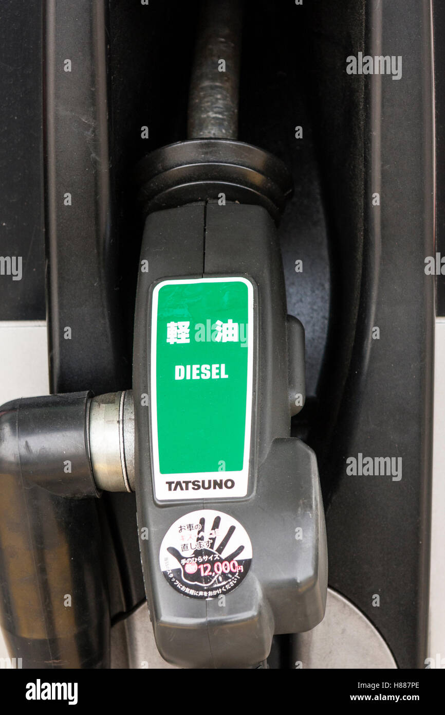 Japan. Benzin pumpe-Düse bei Gas Tatsuno station. Diesel, Green Label. Stockfoto