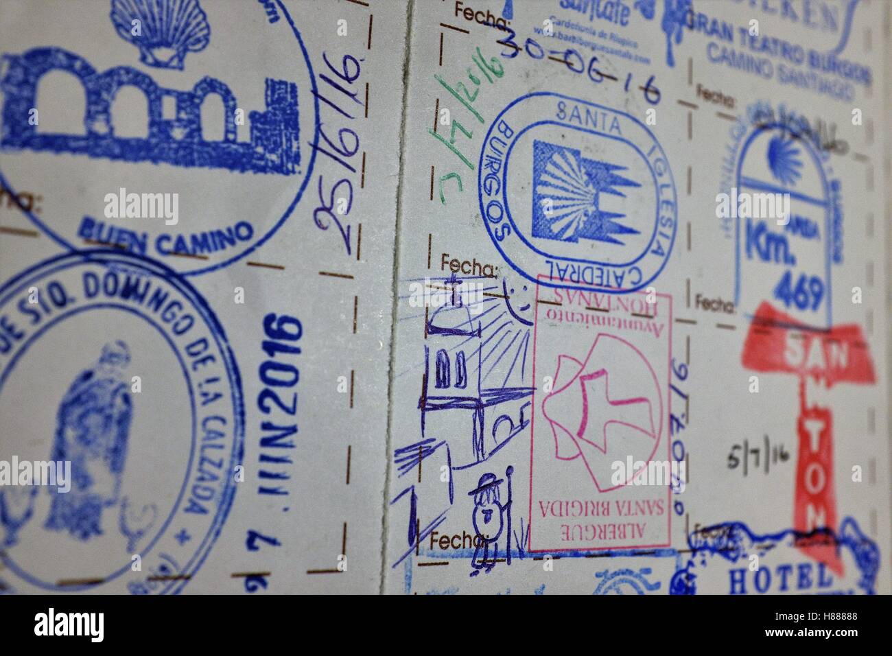 Überprüfung Briefmarken in einem Camino de Santiago pilgern Pass, eine erforderliche Dokument der Santiago de Compostella zu erwerben. Stockfoto