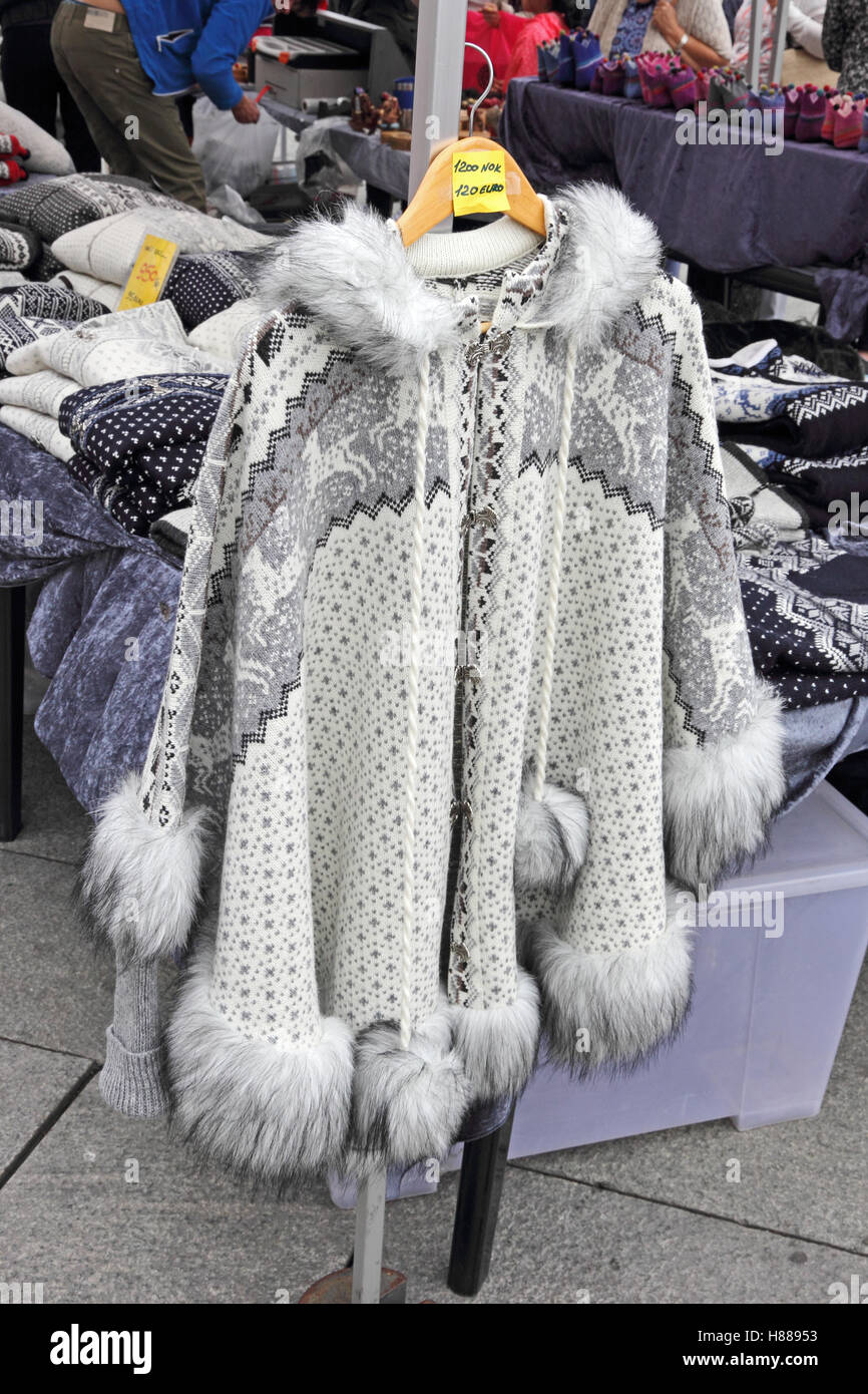 Traditionell gemusterte Strick Cardigan für Verkauf am Marktstand, Stavanger, Norwegen Stockfoto