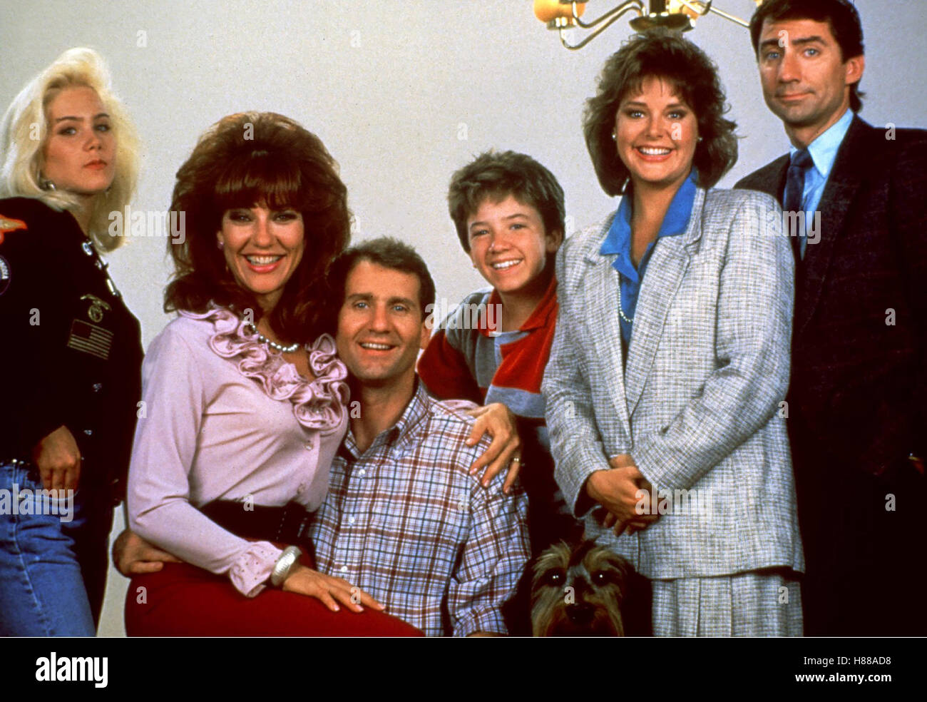 Eine Mainstreamfilm Nette Familie, (verheiratet... MIT Kindern) USA 1987, CHRISTINA APPLEGATE, KATEY SAGAL, ED O'NEILL, DAVID FAUSTINO, AMANDA BEARSE, DAVID GARRISON, Stichwort: Al Bundy, Hund Stockfoto