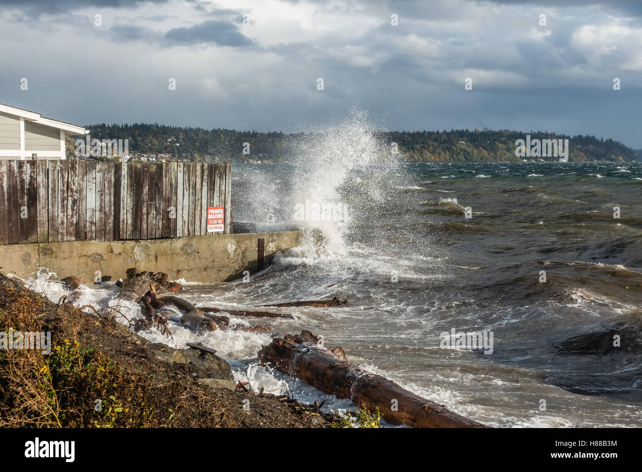 Ein Blick auf den Puget Sound an einem stürmischen Tag. Schuss von Burien, Washington aufgenommen. Stockfoto