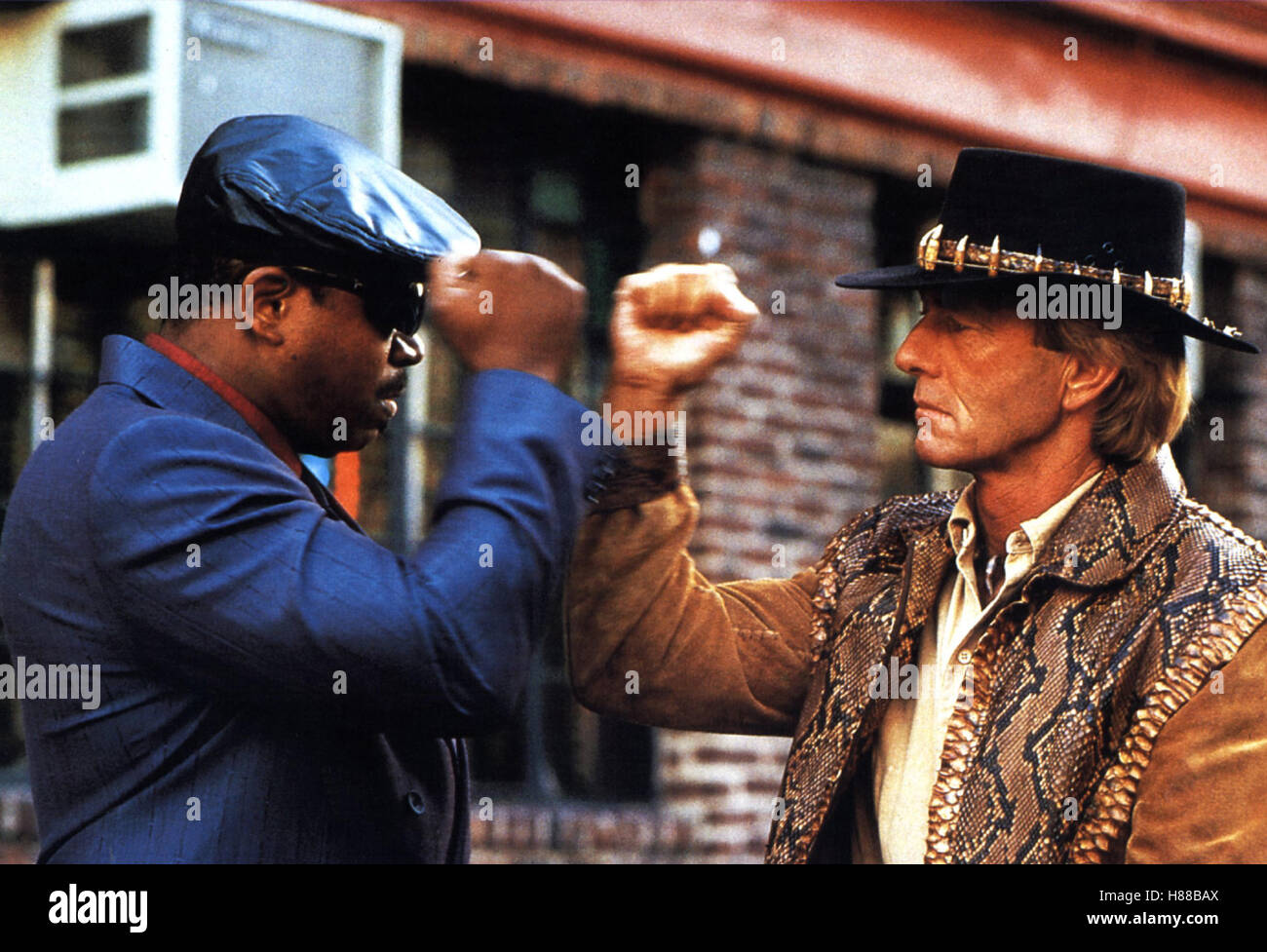 Crocodile Dundee II, (CROCODILE DUNDEE II) USA 1988, Regie: John Cornell, CHARLES DUTTON + PAUL HOGAN, Stichwort: Faust, Begrüßung, Trapper Stockfoto