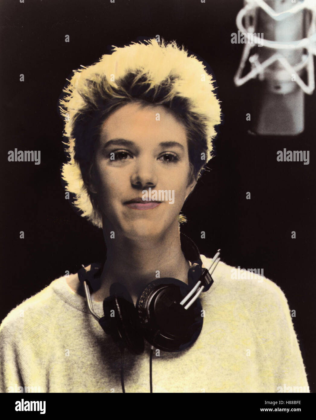 Tokio-Pop, (TOKYO POP) USA-JAP 1988, Regie: Fran Rubel Kuzui, CARRIE  HAMILTON, Stichwort: Kopfhörer, Mikrophon Stockfotografie - Alamy