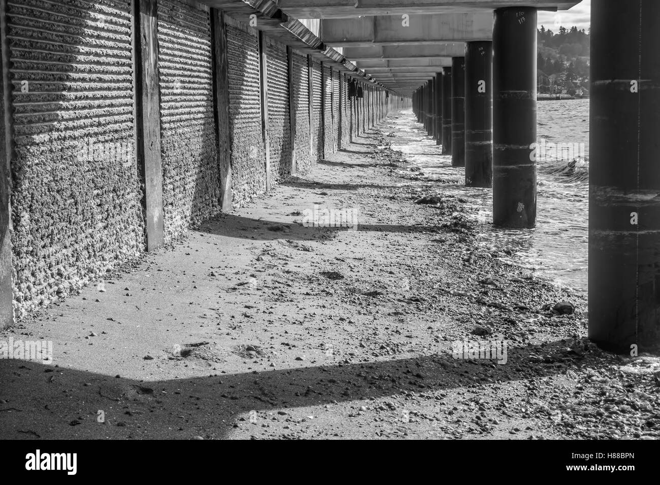 Ein Blick auf einem Gehweg, der ist im Bau in Redondo Beach, Washington. Schwarz / weiß Bild. Stockfoto